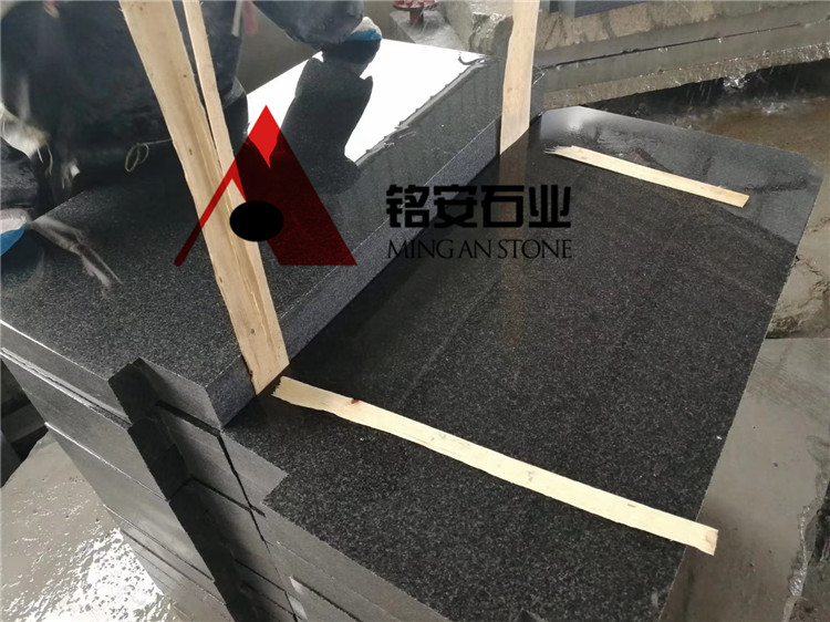 抛光面黑色花岗岩立碑