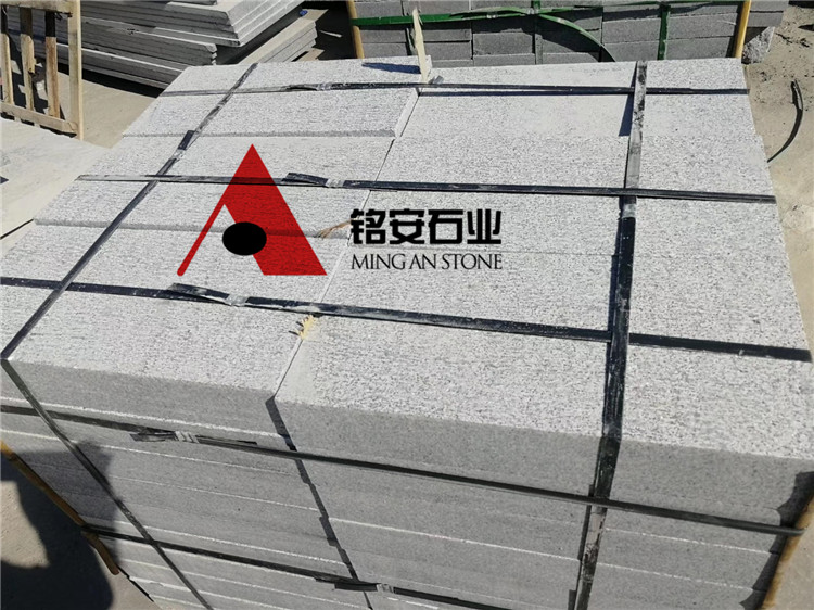 鲁灰石材剁斧面