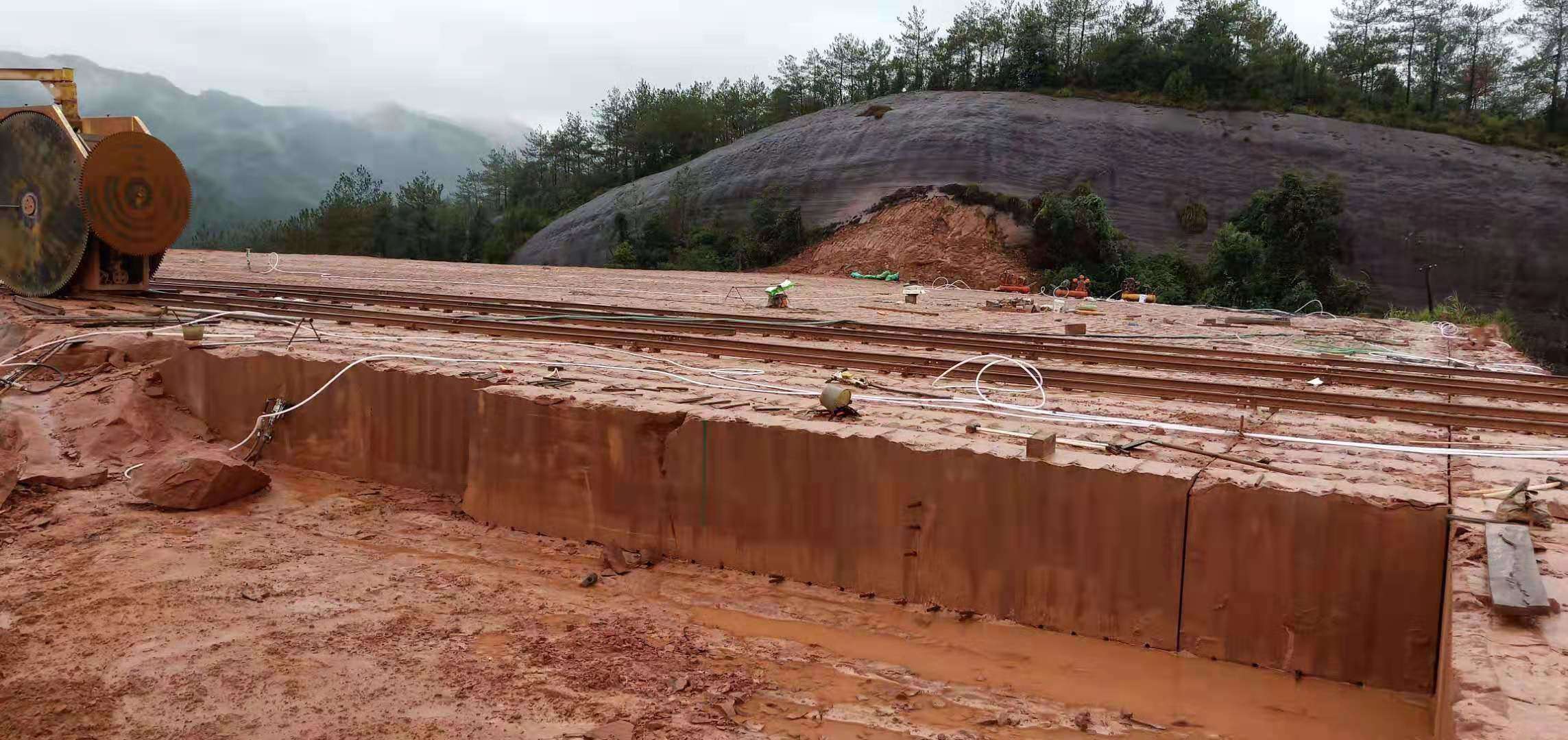 红砂岩矿山开采平台