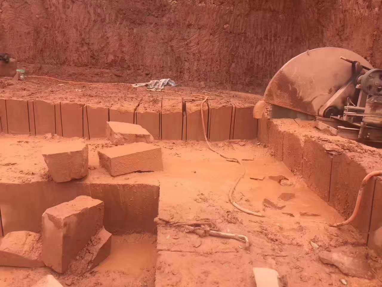 红砂岩矿山开采